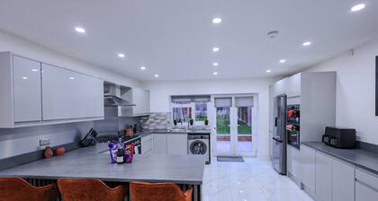 Sleeps17 Bliss 7-bedroom Luxury Escape Birmingham