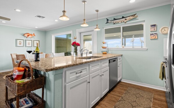 ثلاجة، ميكروويف، فرن، موقد طهي مسطح