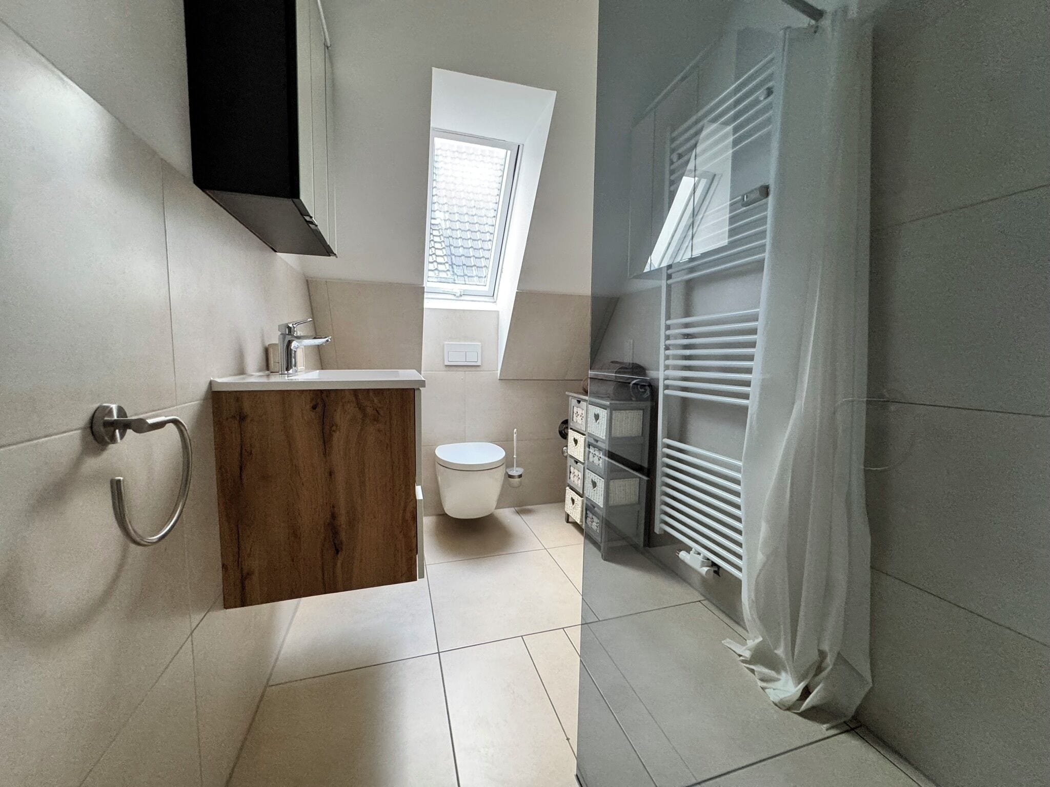 Haartrockner, Handtücher, Seife, Toilettenpapier