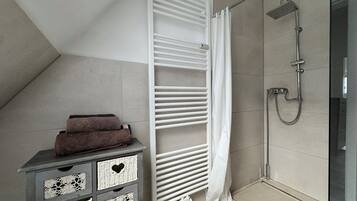 SĂšche-cheveux, serviettes fournies, savon, papier toilette