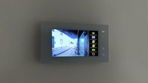 Une caméra de surveillance filmant une rue et des bâtiments.