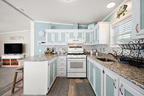 Fridge, microwave, stovetop, toaster - Assateague Pointe 490 - completely remodeled 2 bedroom home pools/gameroom/fishing (Berlin)