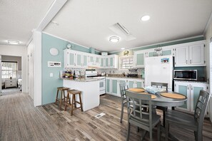 Réfrigérateur, four à micro-ondes, surface de cuisson, grille-pain