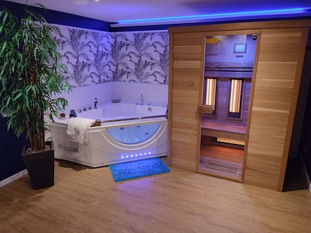 Spa. Love Story Chalet: Country wellness with Jacuzzi and sauna