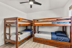 5 Schlafzimmer, Schreibtisch, Bügeleisen/Bügelbrett, kostenloses WLAN