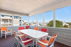 Outdoor dining - Slumbering Duck: 2-Min Walk to Beach | Dogs OK (Duck)