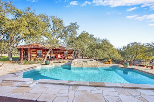 Luxury Hill Country Escape • Pool, Hot Tub, Firepit • Near Wineries