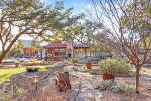 Property grounds - Luxury Ranch w/ Pool, Hot Tub, Chef's Kitchen + Close to Wineries (Wimberley)