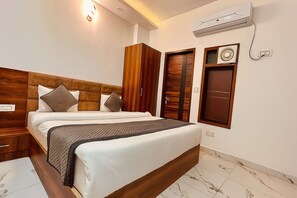 Deluxe Room | Minibar, desk, laptop workspace, soundproofing