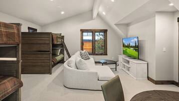 Smart-tv, eldstad, ett bordtennisbord och en stereo
