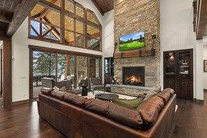 TV connectée, cheminée, table de tennis de table, chaîne hi-fi