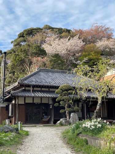  Totoro vibes, country side 120 year old house,10 adults. Beautiful and clean.