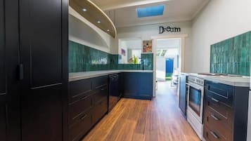 Fridge, oven, stovetop, dishwasher