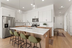 Kjøleskap, mikrobølgeovn, ovn og kokeplater