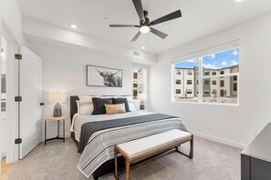 2 dormitorios, escritorio, tabla de planchar con plancha y cuna de viaje