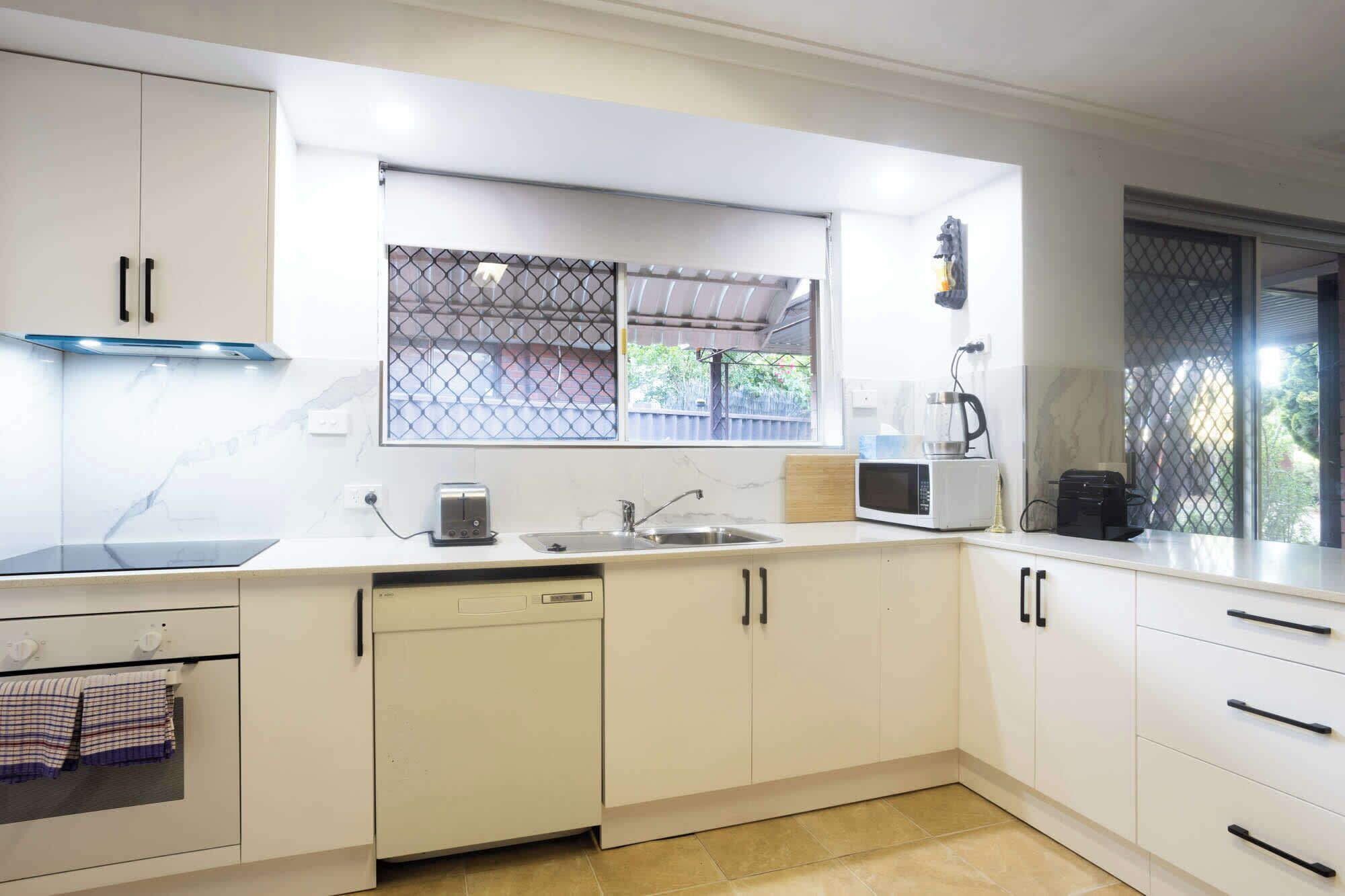 Geladeira, micro-ondas, fogão, cooktop