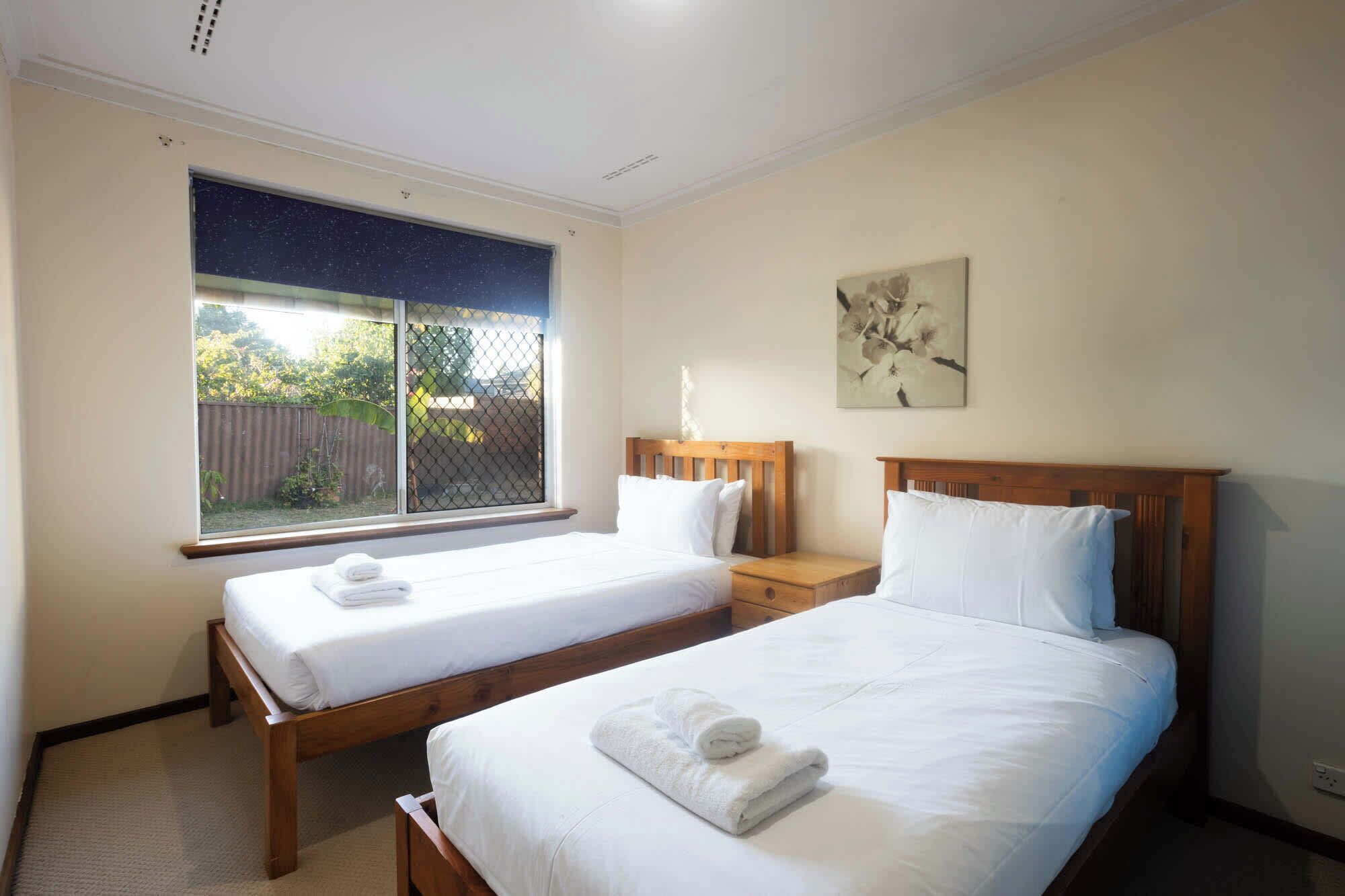 3 bedrooms, internet, bed sheets