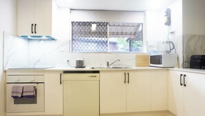 Frigorifero, microonde, forno, piano cottura