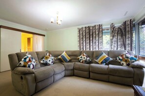 TV - Well equipped 3BR Home with Backyard and Patio! (Jolimont)