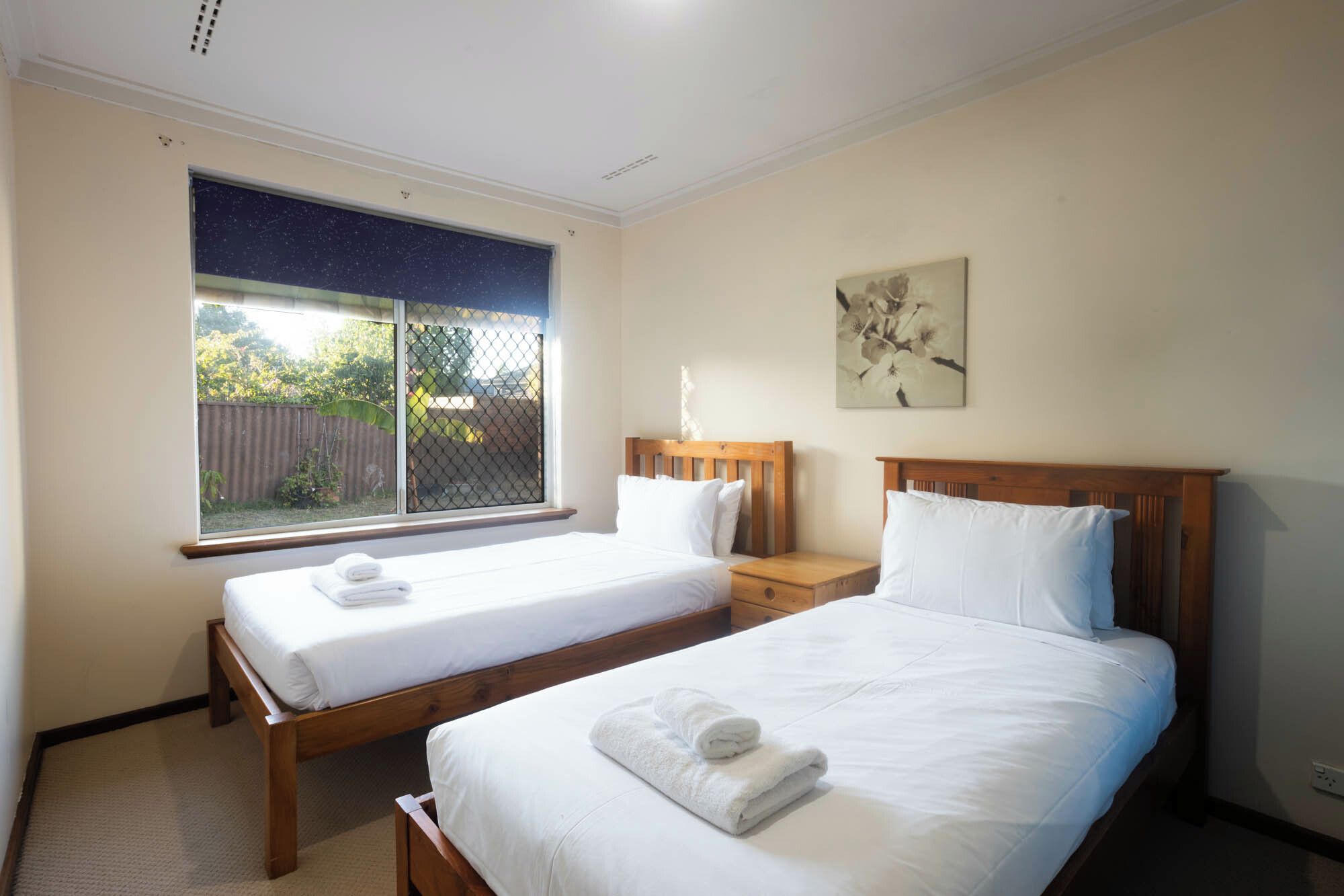 3 bedrooms, internet, bed sheets
