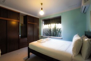 3 bedrooms, internet, bed sheets