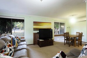 TV - Well equipped 3BR Home with Backyard and Patio! (Jolimont)