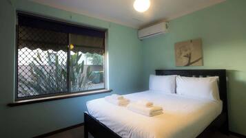 3 bedrooms, internet, bed sheets