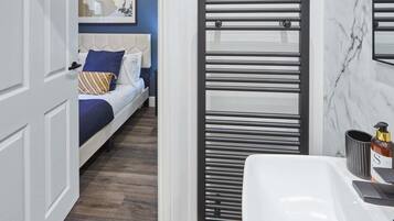1 bedroom, desk, iron/ironing board, WiFi