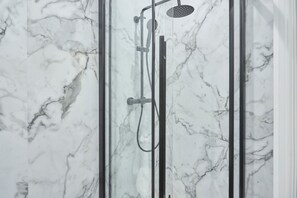 Dusche, Haartrockner, Handtücher, Shampoo