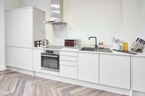 Frigorifero, microonde, forno, piano cottura