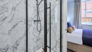 1 bedroom, desk, iron/ironing board, WiFi