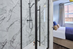 1 habitación, escritorio, tabla de planchar con plancha y wifi 