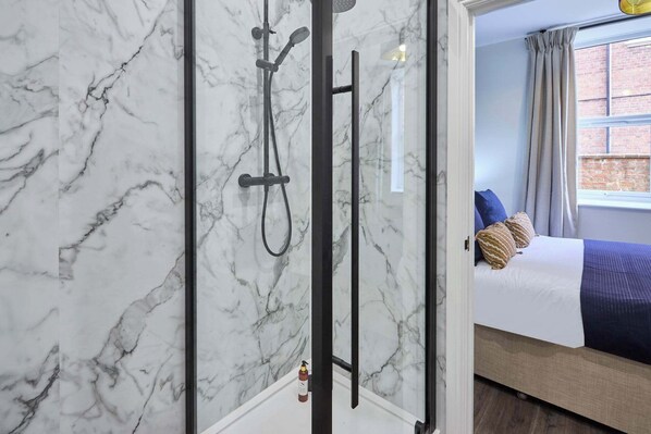 1 habitación, escritorio, tabla de planchar con plancha y wifi 