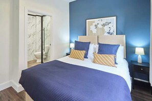 1 dormitorio, escritorio, tabla de planchar con plancha y ropa de cama