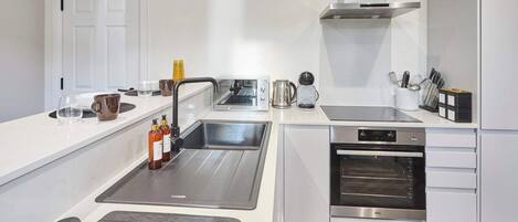 Geladeira, micro-ondas, fogão, cooktop