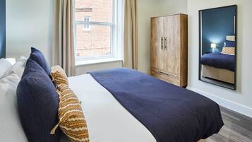 1 bedroom, desk, iron/ironing board, WiFi