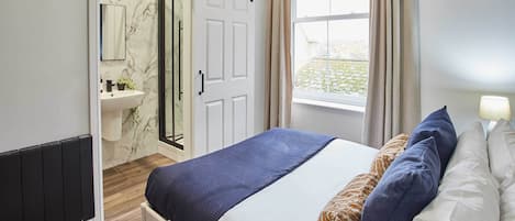 1 bedroom, desk, iron/ironing board, WiFi