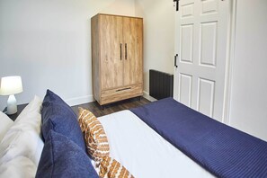 1 slaapkamer, een bureau, een strijkplank/strijkijzer, wifi