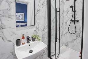 Dusche, Haartrockner, Handtücher, Shampoo