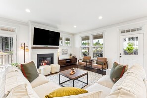 Smart TV, fireplace, books - *NEW* Glamping in the Woods (Pacific Beach)