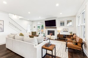 Smart-TV, Kamin, Bücher