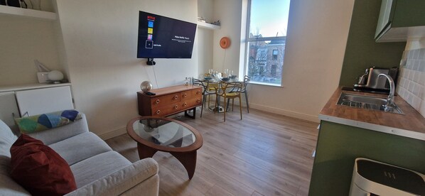 TV - Cosy 1BD in Refurbed Victorian House, Heart of D6 (Dublin)