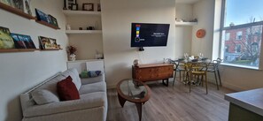 TV - Cosy 1BD in Refurbed Victorian House, Heart of D6 (Dublin)