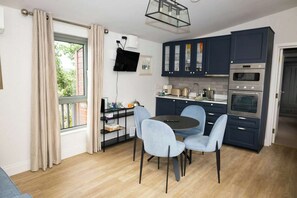 Fridge, microwave, oven, stovetop - Private Country Residence, Made 4 Luxury Gathering (Newcastle West)