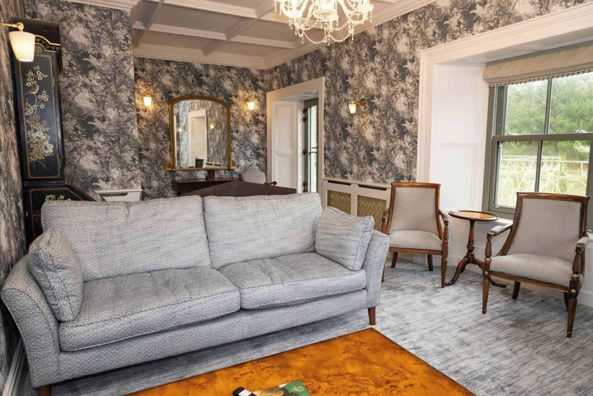 Televisio, takka, työhuone