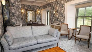 TV, lareira, escritórios