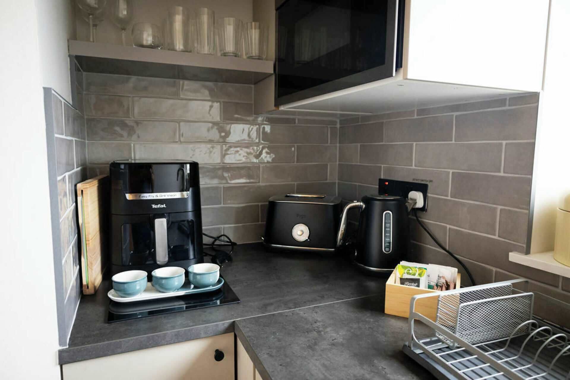 Kühlschrank, Mikrowelle, Ofen, Herdplatte