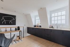Fridge, oven, stovetop, dishwasher - Glorious 2BD Duplex with Balcony, Islington (Greater London)