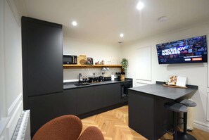 Frigorifero, microonde, forno, piano cottura