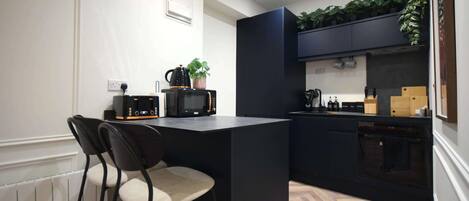 Kühlschrank, Mikrowelle, Ofen, Herdplatte